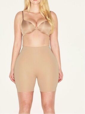 Skims Woman's Hip Enhancing Padded
Shorts Clay Size XXS NWOT